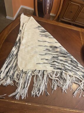 Gorgeous LuLaRoe MIMI White & Black Shawl Poncho Wrap Scarf One Size